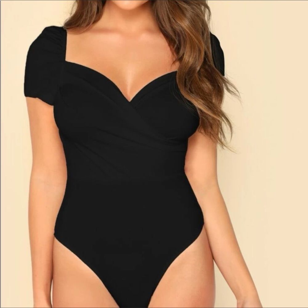 🌟NEW🌟Sweetheart Cross-over Neckline Black Bodysuit🌟